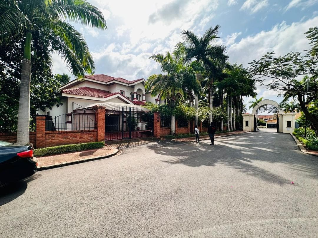 Grand Colonial Villa with Swimming Pool & Mature Gardens
